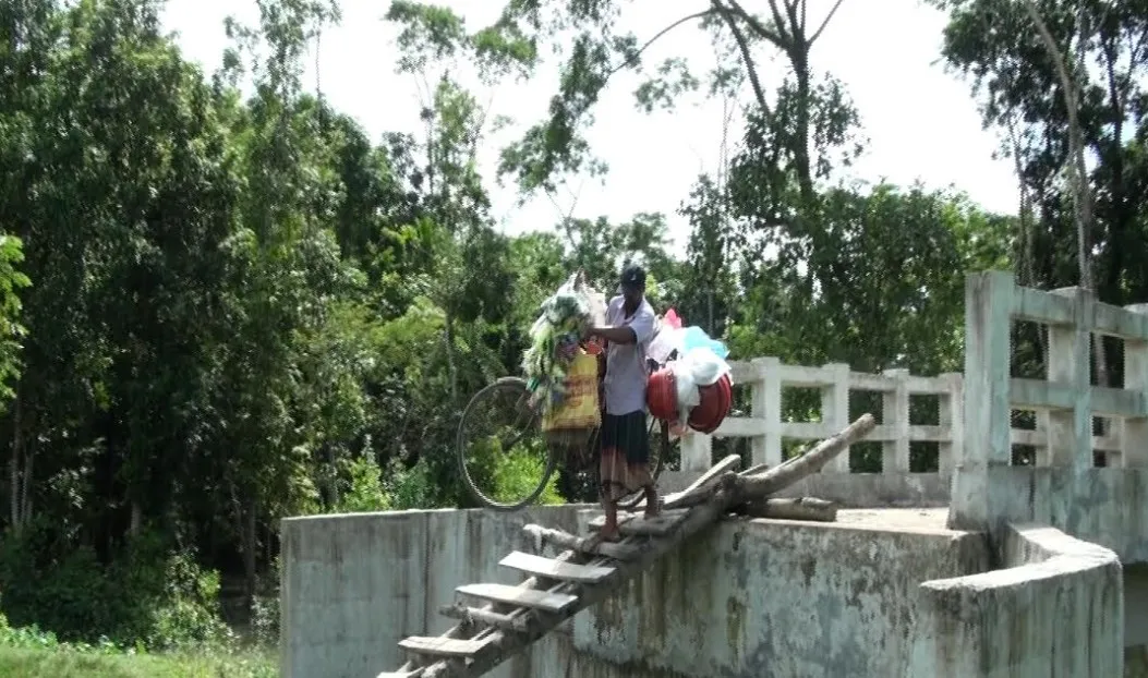 বাকেরগঞ্জে কোটি টাকার সেতু কাজে আসছে না,  উঠতে হয় মই দিয়ে!